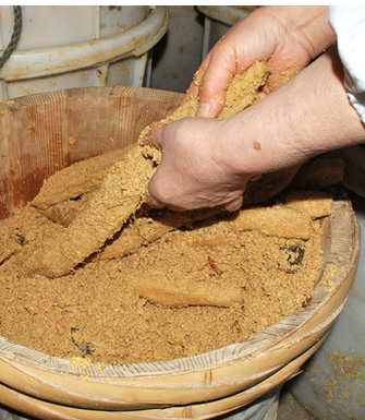 漬物樽からたくあんの取り出し