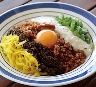 ボートカフェ衣奈マリーナ様提供　紀州あかもくとろろ鶏そぼろ丼