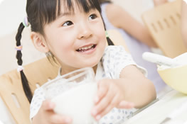 甘酒を飲む女の子